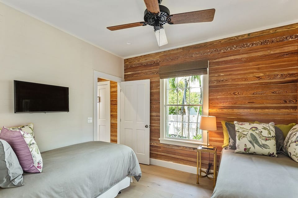 The Dade Co pine walls are nothing short of ... amazing?