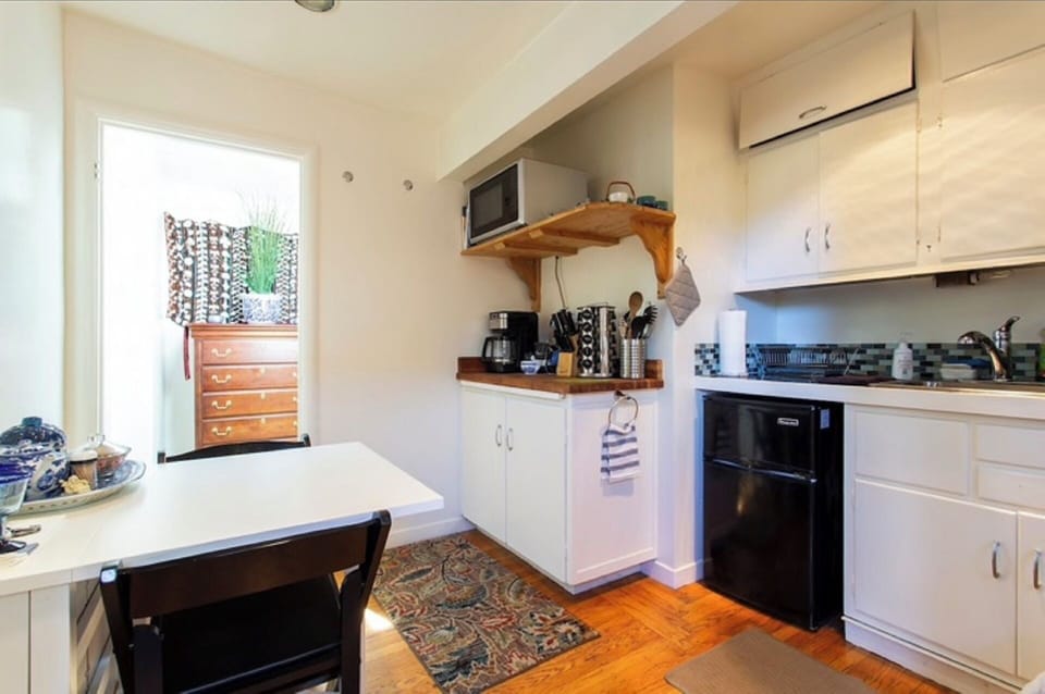 Kitchette with indoor dining table for 2. 