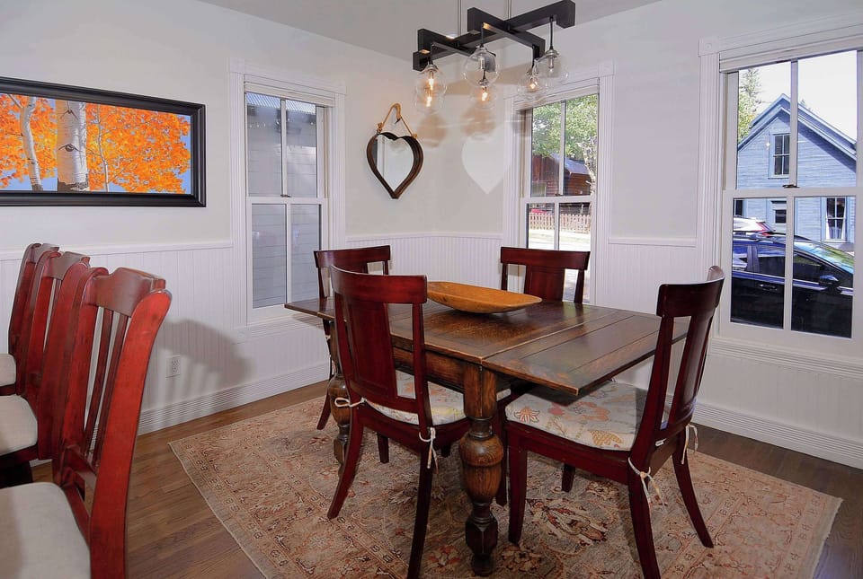 Dining table w/seating for 4