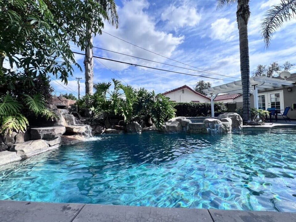 Spectacular Waterfall Rock Pool with In-ground Jacuzzi
Rock Waterfall Pool w/Jacuzzi