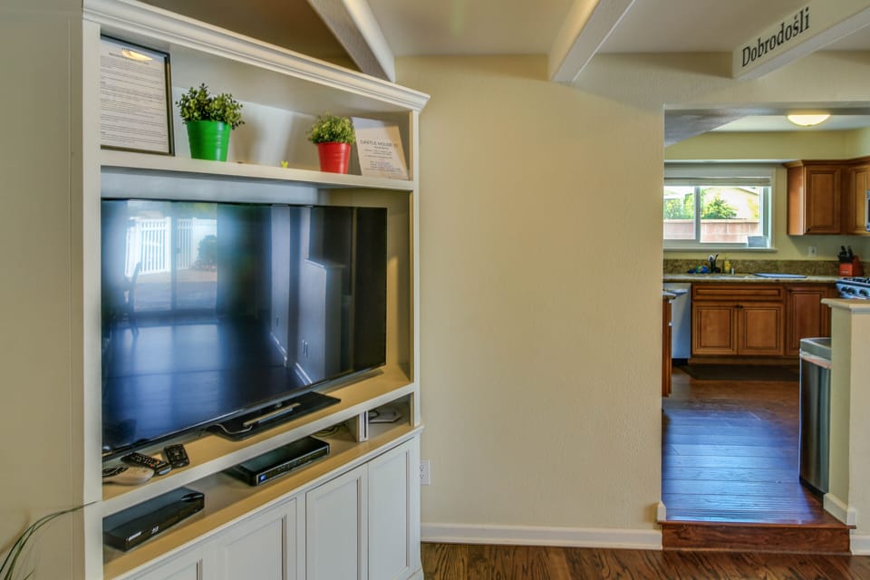 TV & Kitchen