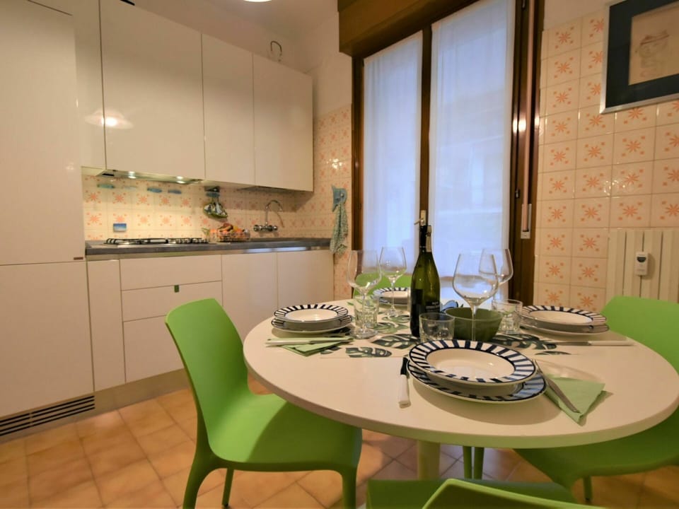 Table, Furniture, Property, Chair, Cabinetry, Tableware, Building, Bottle, Interior Design, Wood
