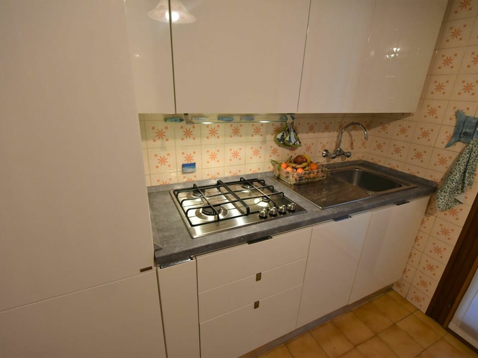 Cabinetry, Countertop, Kitchen Stove, Kitchen, Cooktop, Wood, Stove, Major Appliance, Kitchen Appliance, Tap