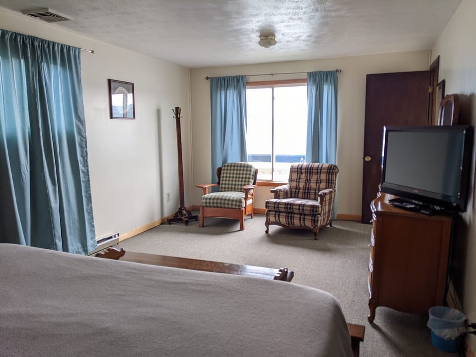 Upstairs Master Bedroom with King Bed and TV