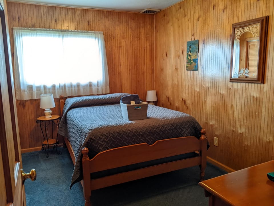 Downstairs Bedroom with Double Bed and TV