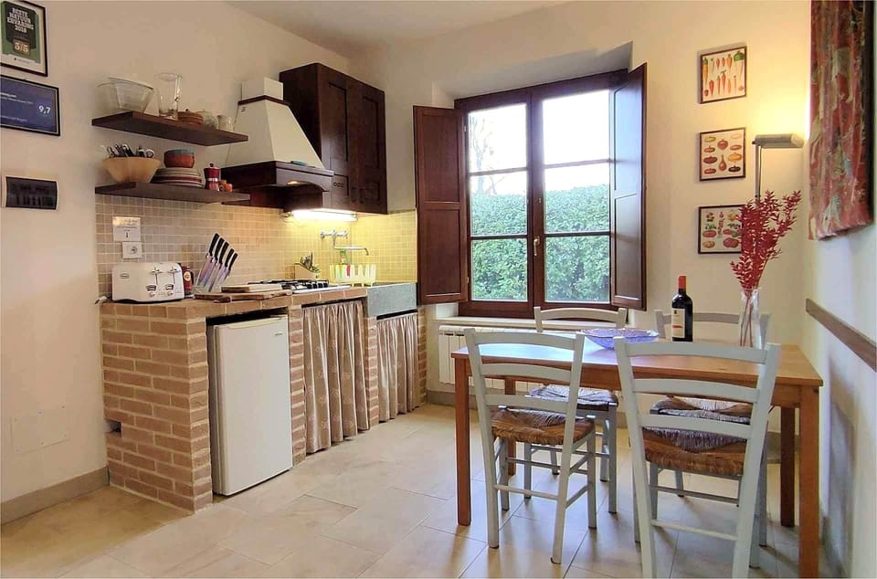 Traditional kitchen 'in muratura' with marble sink