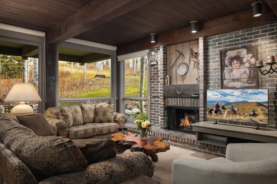 Spacious Ski-in/ Ski-out Living Room