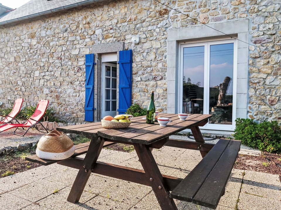 Plant, Daytime, Property, Furniture, Table, Window, Shade, Outdoor Table, Outdoor Furniture, Wood