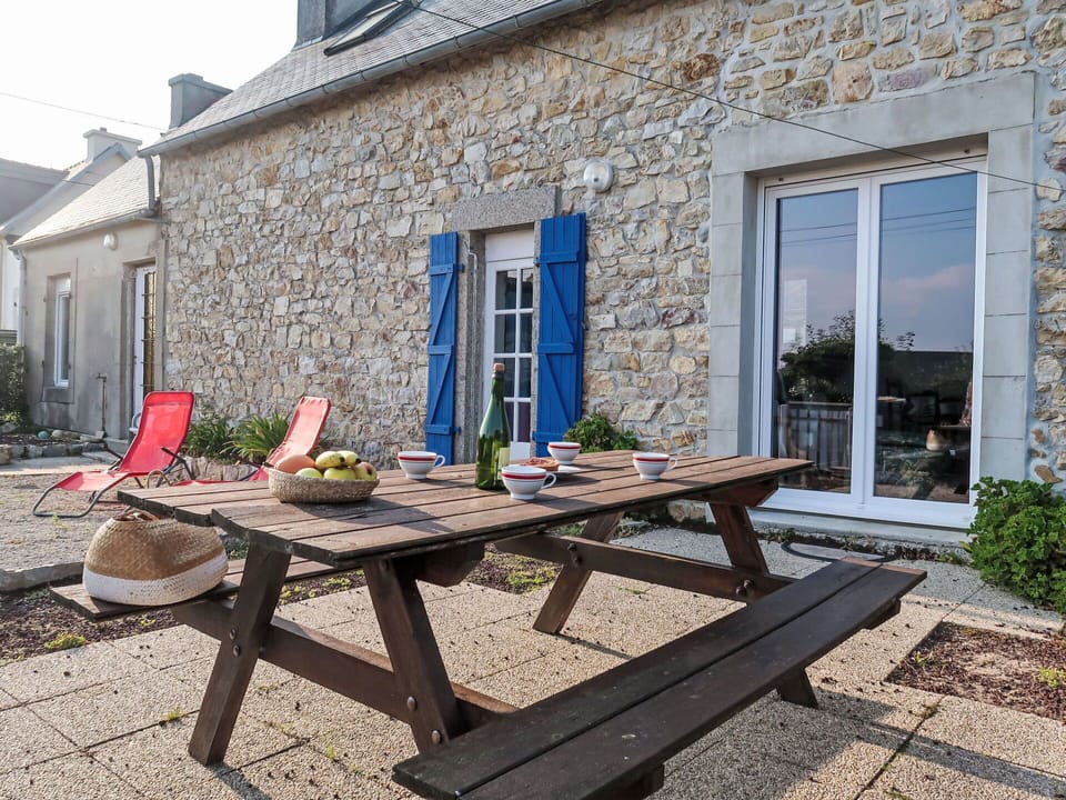 Plant, Property, Building, Table, Furniture, Window, Shade, Wood, Outdoor Bench, Outdoor Furniture