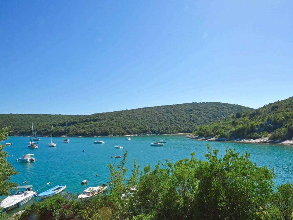 Water, Sky, Boat, Mountain, Natural Landscape, Tree, Lake, Coastal And Oceanic Landforms, Watercraft, Plant