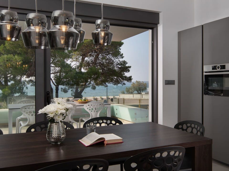 Room, Dining Room, Ceiling, Interior Design, Property, Countertop, Furniture, Lighting, Kitchen, Table