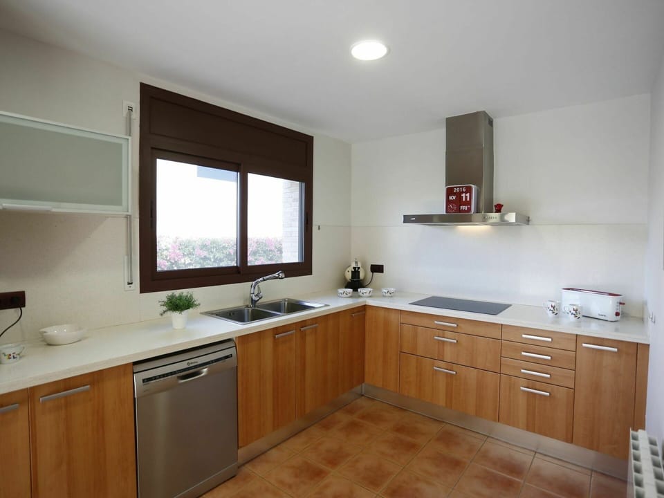 Brown, Cabinetry, Countertop, Sink, Kitchen Sink, Property, Tap, White, Houseplant, Wood