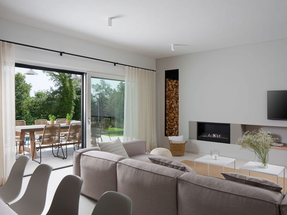 Room, Property, Living Room, Interior Design, Furniture, Building, House, Table, Floor, Ceiling