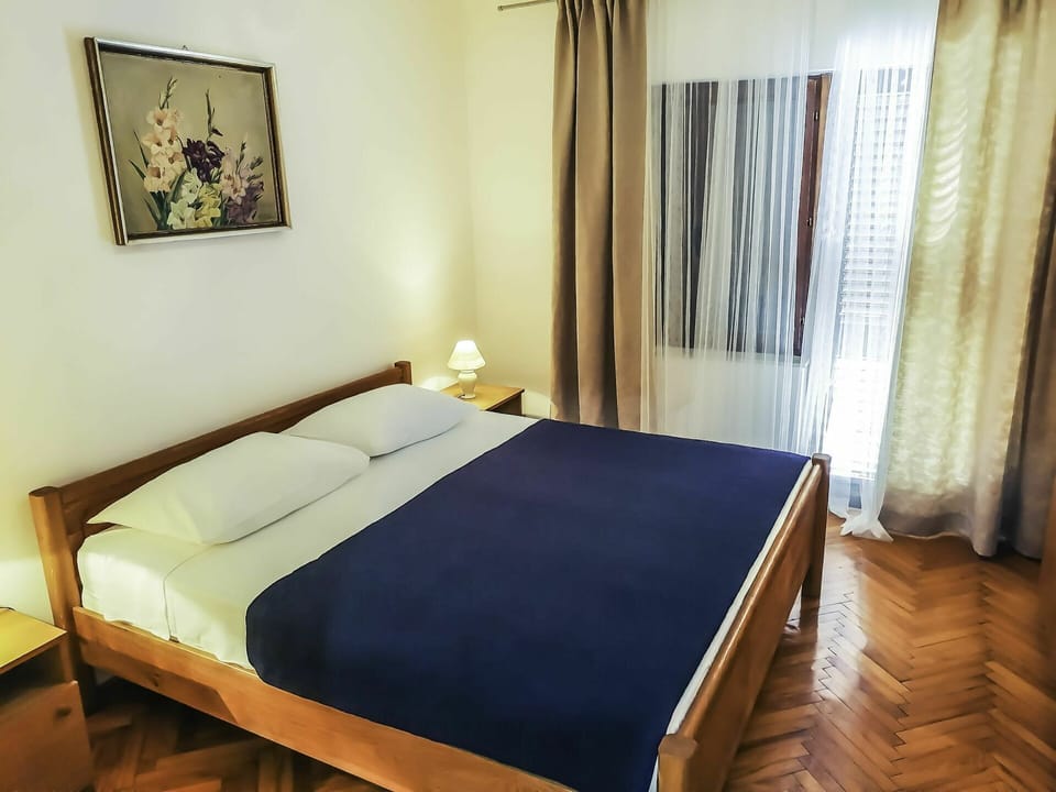 Furniture, Property, Building, Comfort, Wood, Table, Textile, Interior Design, Bed Frame, Floor