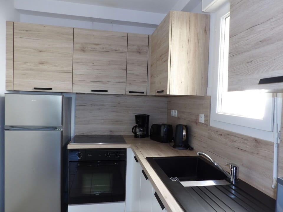 Kitchen Sink, Cabinetry, Countertop, Property, Sink, Kitchen Stove, Kitchen Appliance, Kitchen, Building, Gas Stove