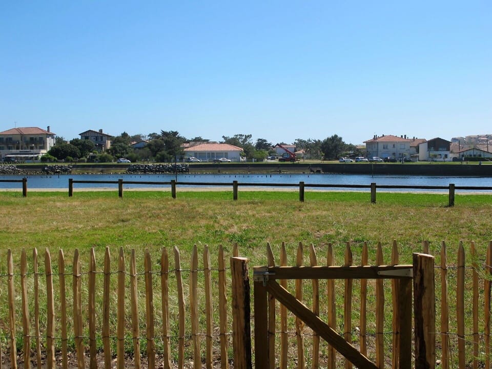 Fence, Pasture, Guard Rail, Grass, Grass Family, Sky, Rural Area, Land Lot, Home Fencing, Grassland