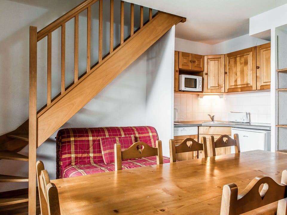 Property, Furniture, Wood, Interior Design, Wood Stain, Floor, Comfort, Flooring, Cabinetry, Paint