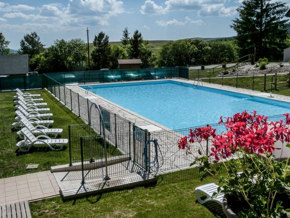 Water, Plant, Sky, Flower, Swimming Pool, Cloud, Tree, Grass, Rectangle, Leisure