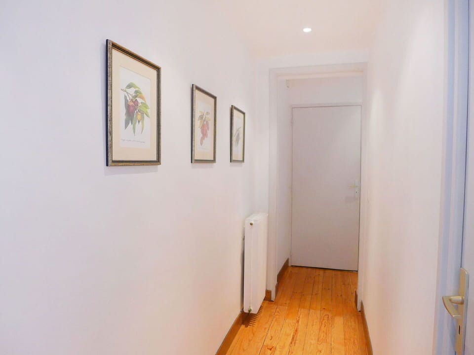 Property, Room, Building, Floor, House, Interior Design, Hardwood, Tourist Attraction, Art