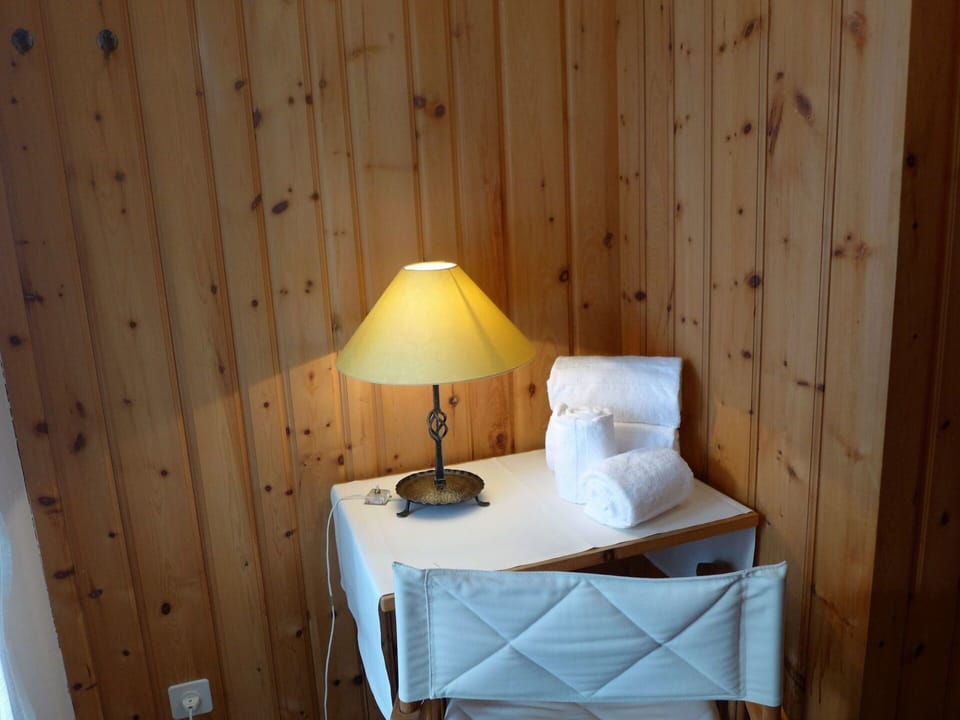 Room, Furniture, Property, Lighting Accessory, Lampshade, Lighting, Interior Design, Table, Bedroom, House