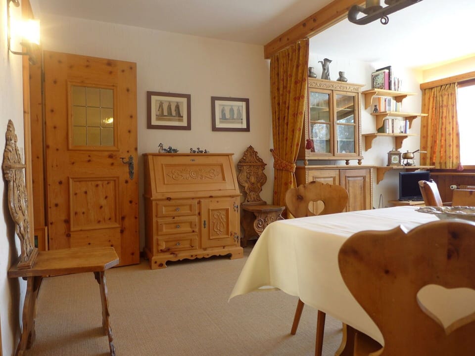 Room, Furniture, Property, Interior Design, Floor, Wall, Building, Table, House, Hardwood