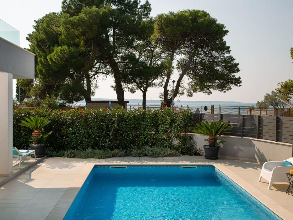 Swimming Pool, Property, Real Estate, House, Leisure, Backyard, Home, Residential Area, Tree, Building