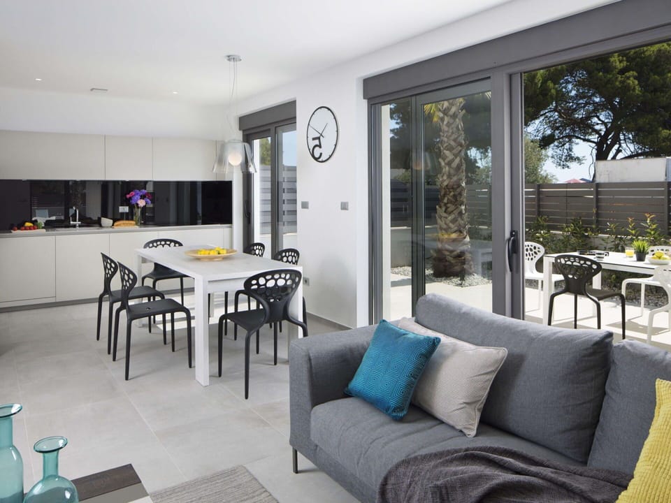 Table, Furniture, Property, Couch, Chair, Interior Design, Living Room, Building, Door, Floor