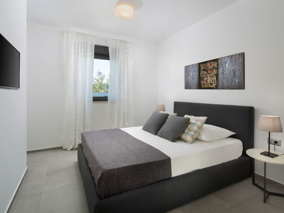 Bedroom, Furniture, Room, Bed, Interior Design, Property, Bed Frame, Bed Sheet, Floor, Mattress