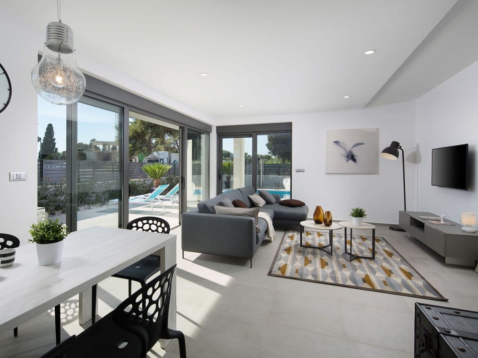 Room, Property, Interior Design, Building, Furniture, Living Room, Ceiling, House, Home, Table
