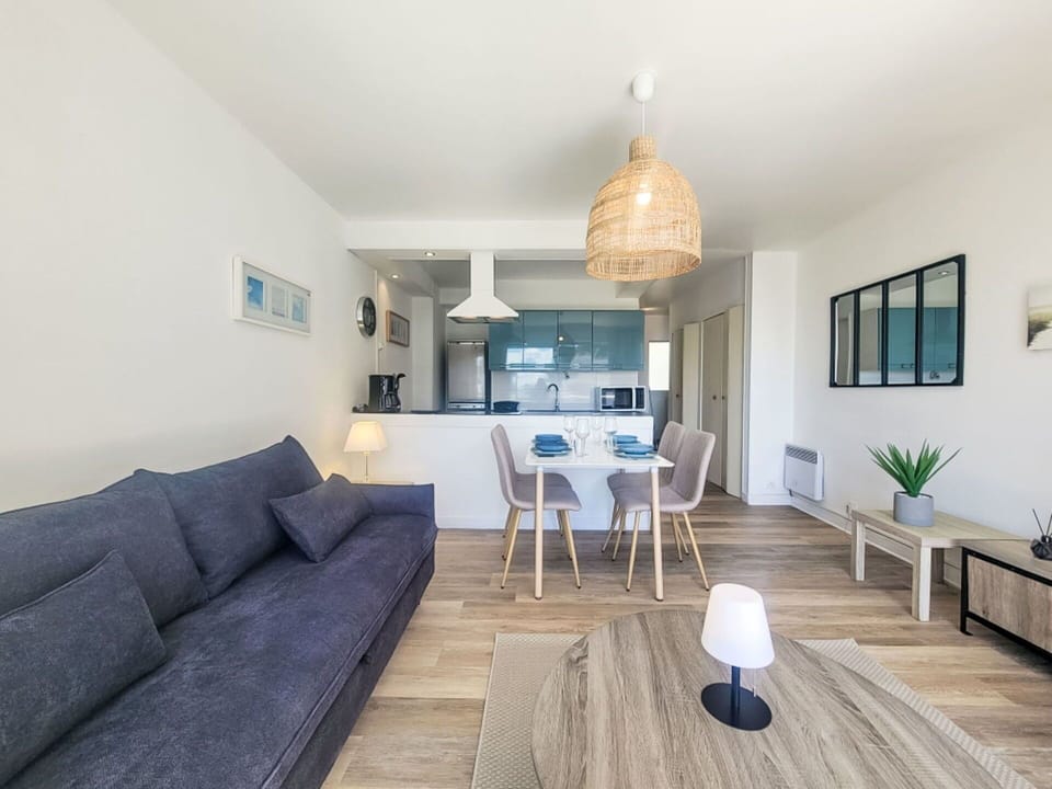 Furniture, Wood, Flooring, Interior Design, Floor, Ceiling, Apartment, Couch, Living Room, Room