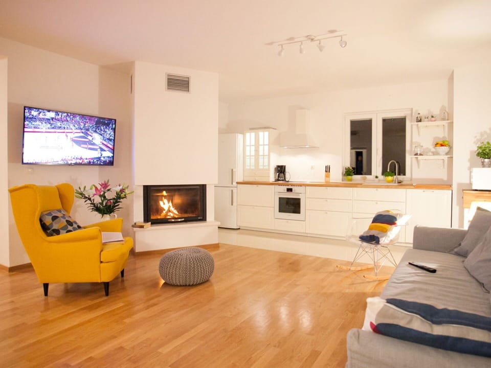 Living Room, Room, Wood Flooring, Furniture, Interior Design, Floor, Laminate Flooring, Property, Building, Yellow