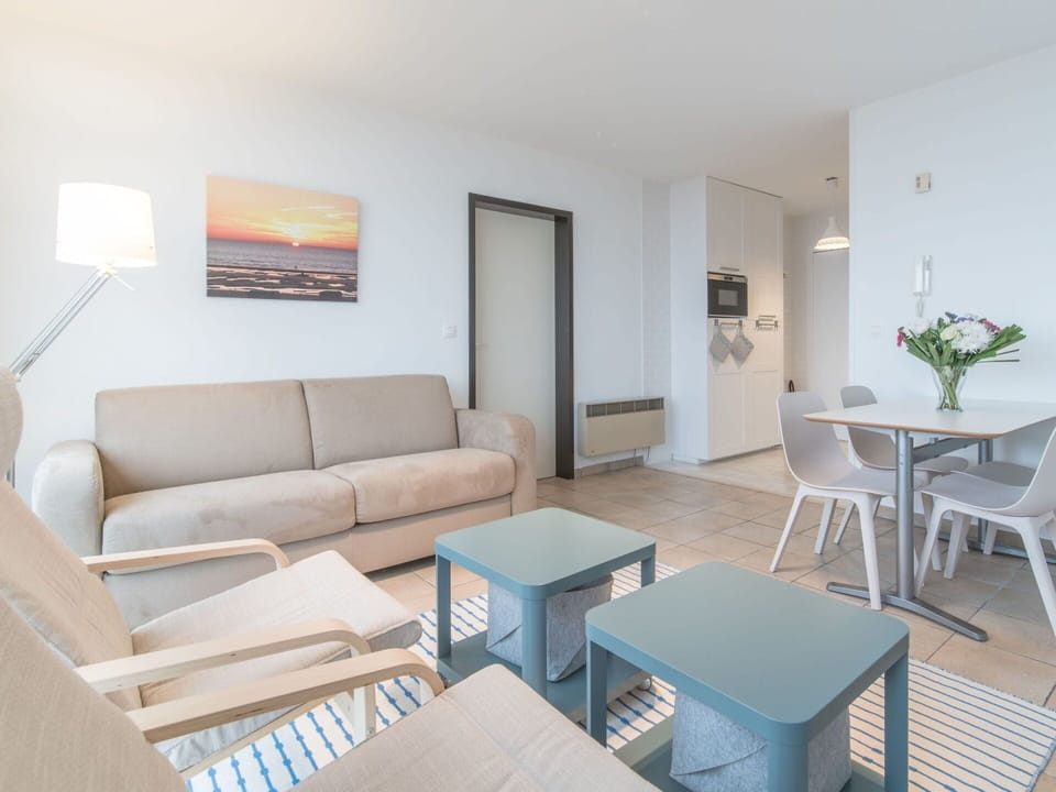 Room, Property, Living Room, Furniture, Interior Design, Table, Building, House, Coffee Table, Floor