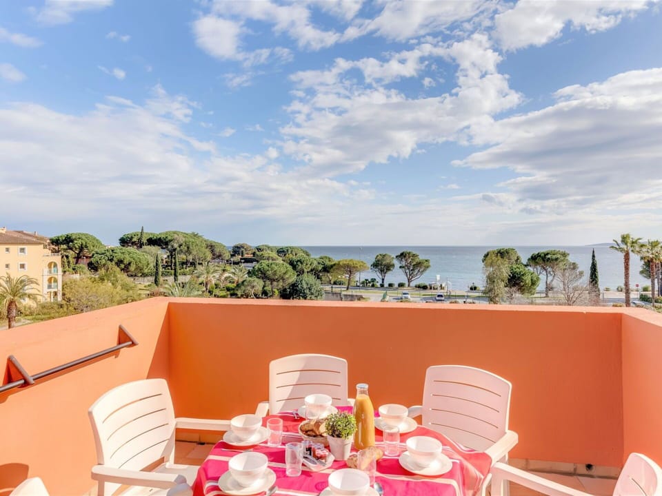 Cloud, Table, Sky, Furniture, Tableware, Water, Chair, Building, Outdoor Furniture, Seaside Resort