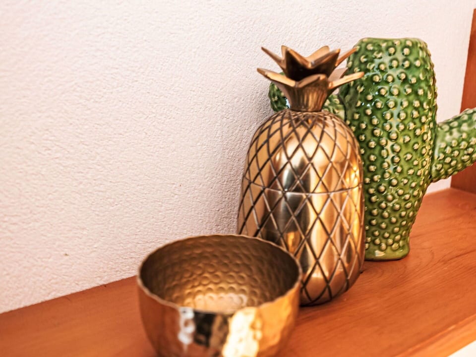 Wood, Drinkware, Serveware, Art, Table, Pottery