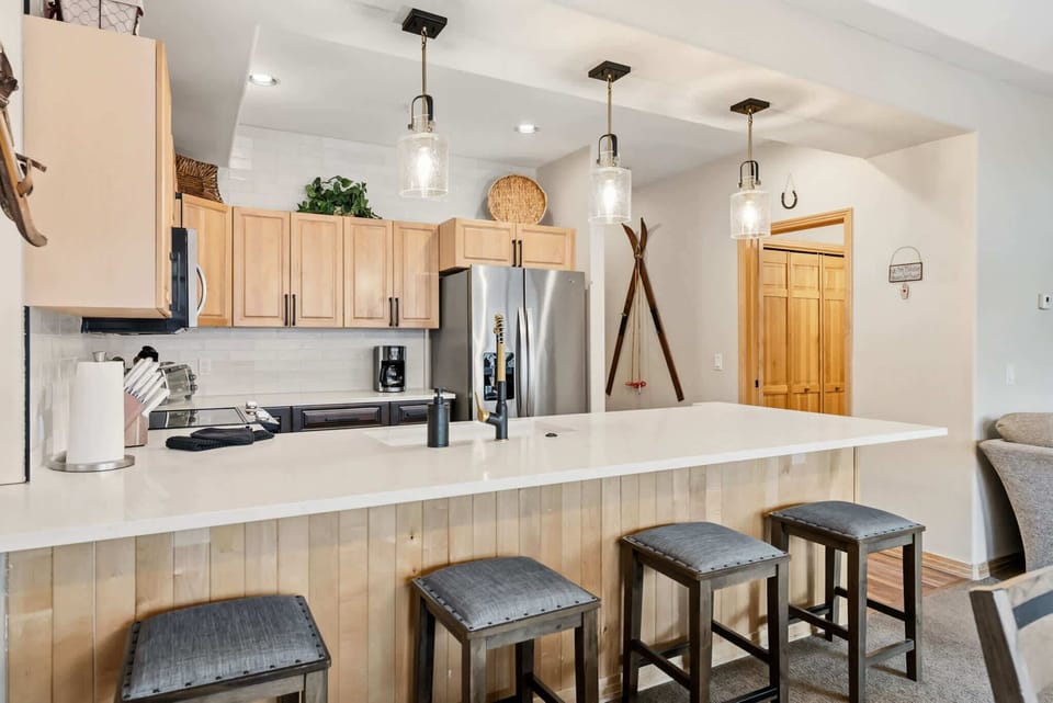 Kitchen: Well-equipped kitchen, granite countertops, kitchen bar w/4 bar stools