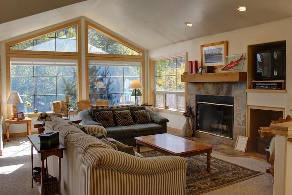 Upstairs Living 
Room