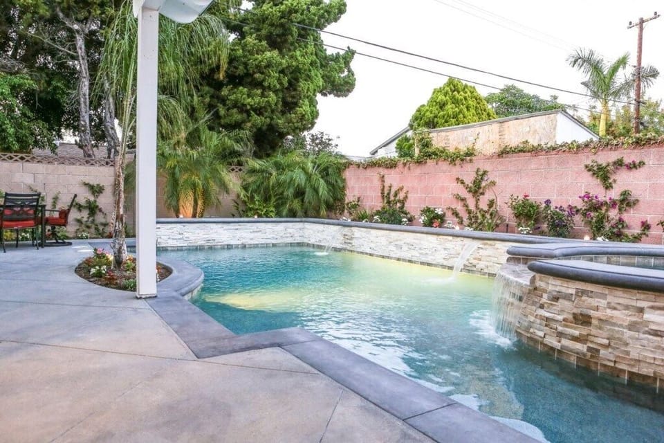 Beautiful In-ground Pool and Jacuzzi