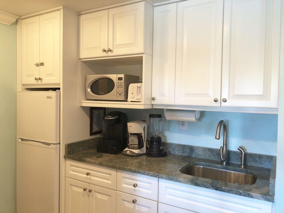 Kitchenette with full size refrigerator, microwave, keurig, toaster, blender