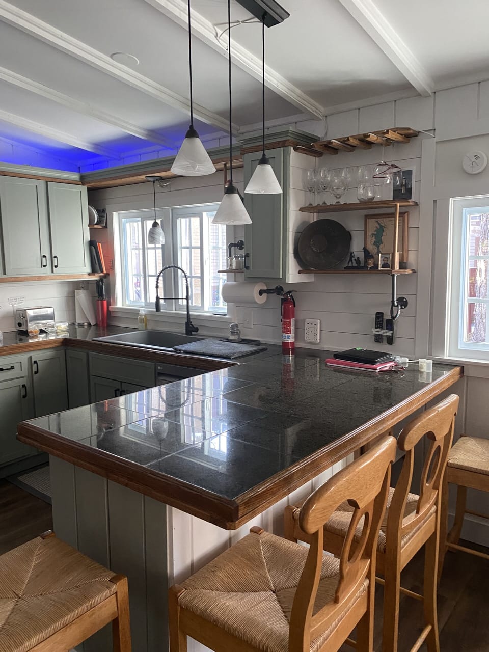 Kitchen with breakfast bar