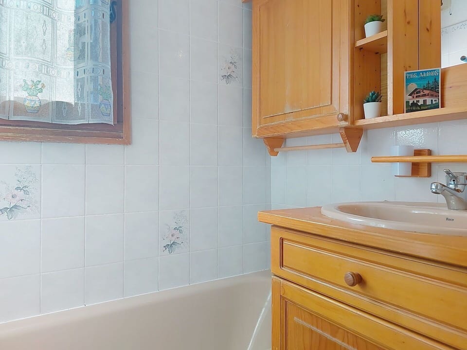 Plumbing Fixture, Bathroom Sink, Flooring, Interior Design, Sink, Tap, Floor, Plumbing, Cabinetry, Bathroom