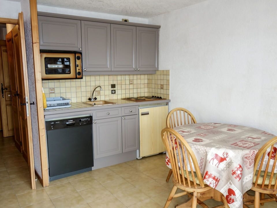 Room, Furniture, Property, Kitchen, Floor, Countertop, Building, Cabinetry, House, Interior Design