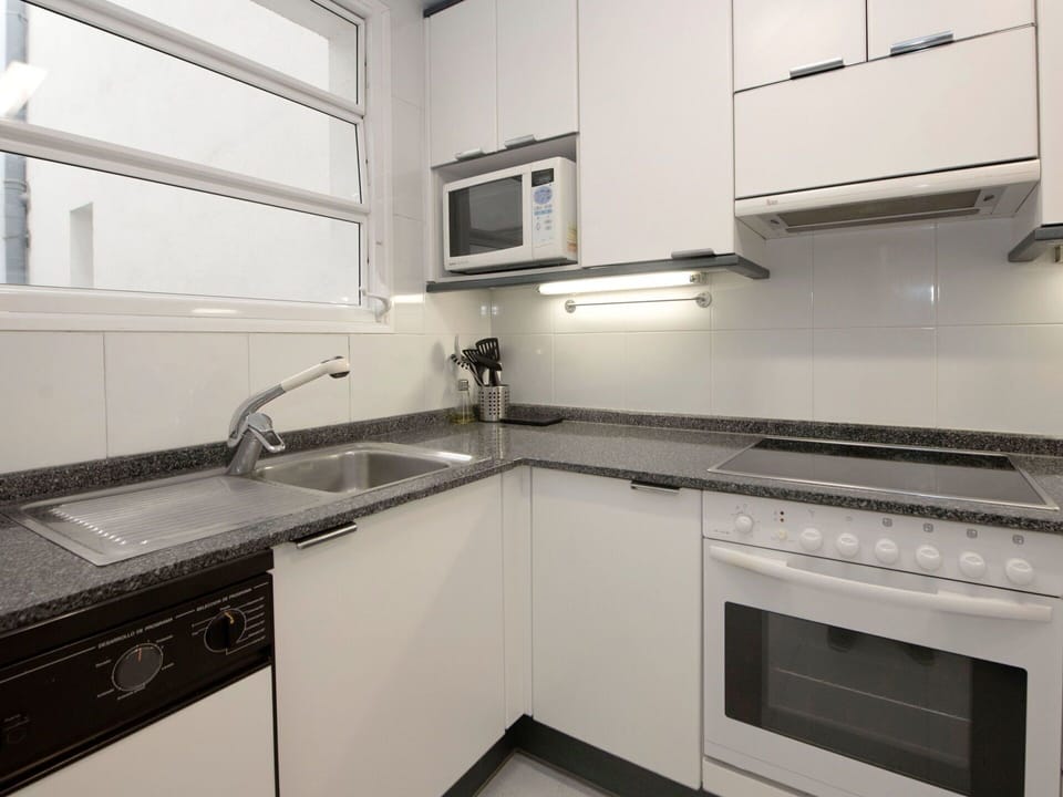 Countertop, Property, Room, Kitchen, Cabinetry, Furniture, Kitchen Stove, Interior Design, Home Appliance, Major Appliance