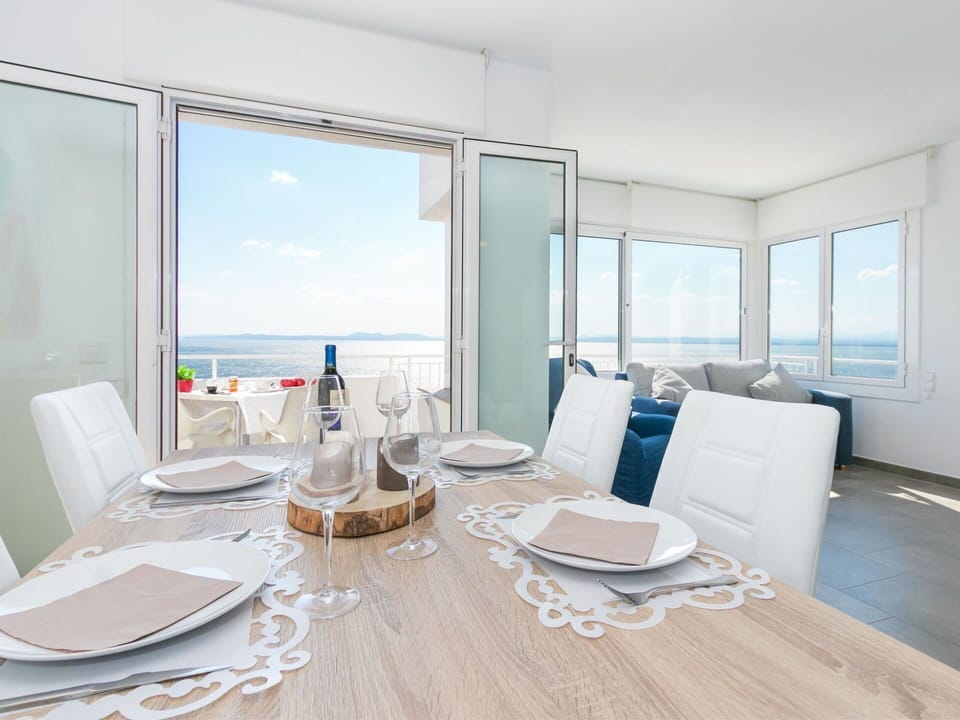 White, Room, Property, Furniture, Interior Design, Floor, Building, Living Room, Table, House