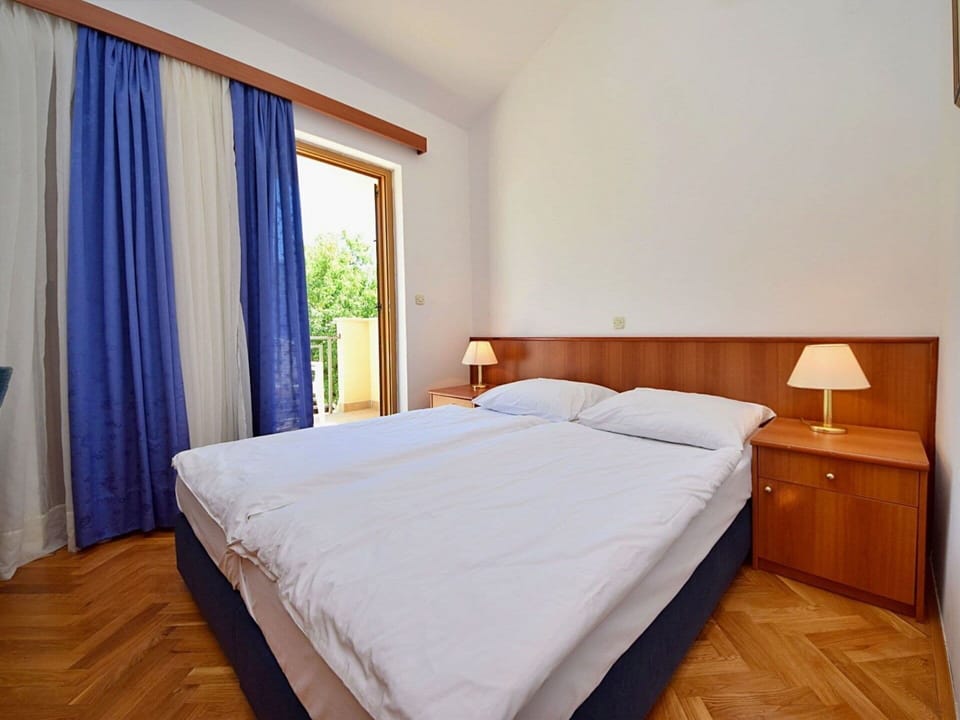 Furniture, Comfort, Wood, Bed, Interior Design, Curtain, Shade, Floor, Real Estate