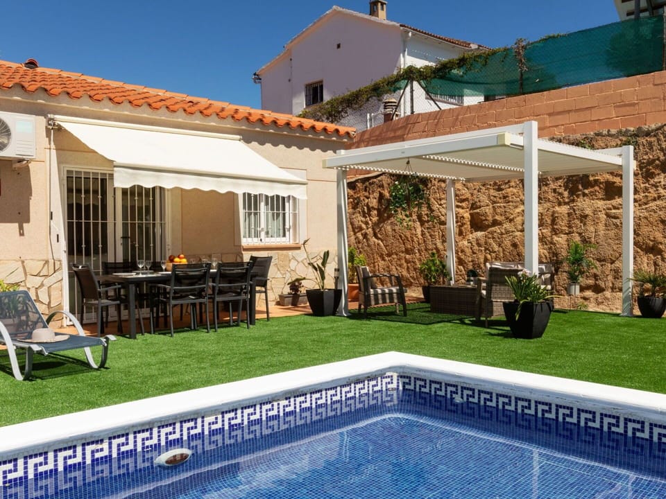 Water, Plant, Furniture, Property, Building, Sky, Window, Swimming Pool, Chair, Azure
