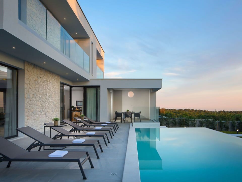 House, Property, Home, Building, Architecture, Real Estate, Interior Design, Estate, Swimming Pool, Residential Area