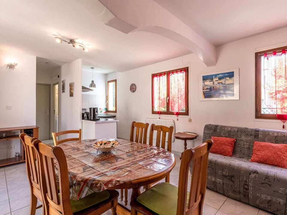 Table, Furniture, Property, Chair, Picture Frame, Window, Wood, Interior Design, Floor