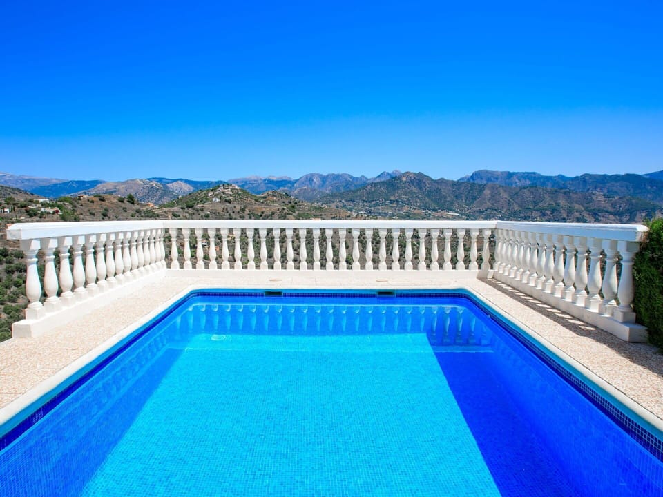 Water, Sky, Daytime, Property, Plant, Building, Swimming Pool, Blue, Azure, Rectangle