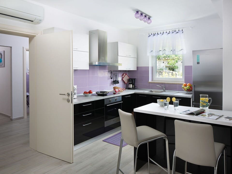 Room, Furniture, Interior Design, Kitchen, Property, Cabinetry, Countertop, Building, Floor, Ceiling