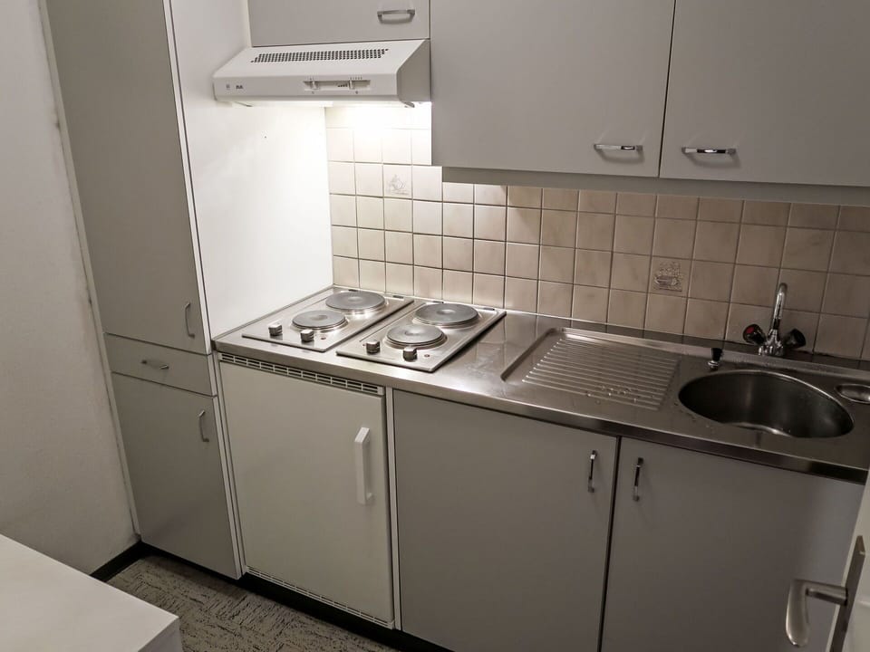 Cabinetry, Kitchen Sink, Sink, Building, Kitchen Stove, Tap, Kitchen, Kitchen Appliance, Interior Design, Cooktop